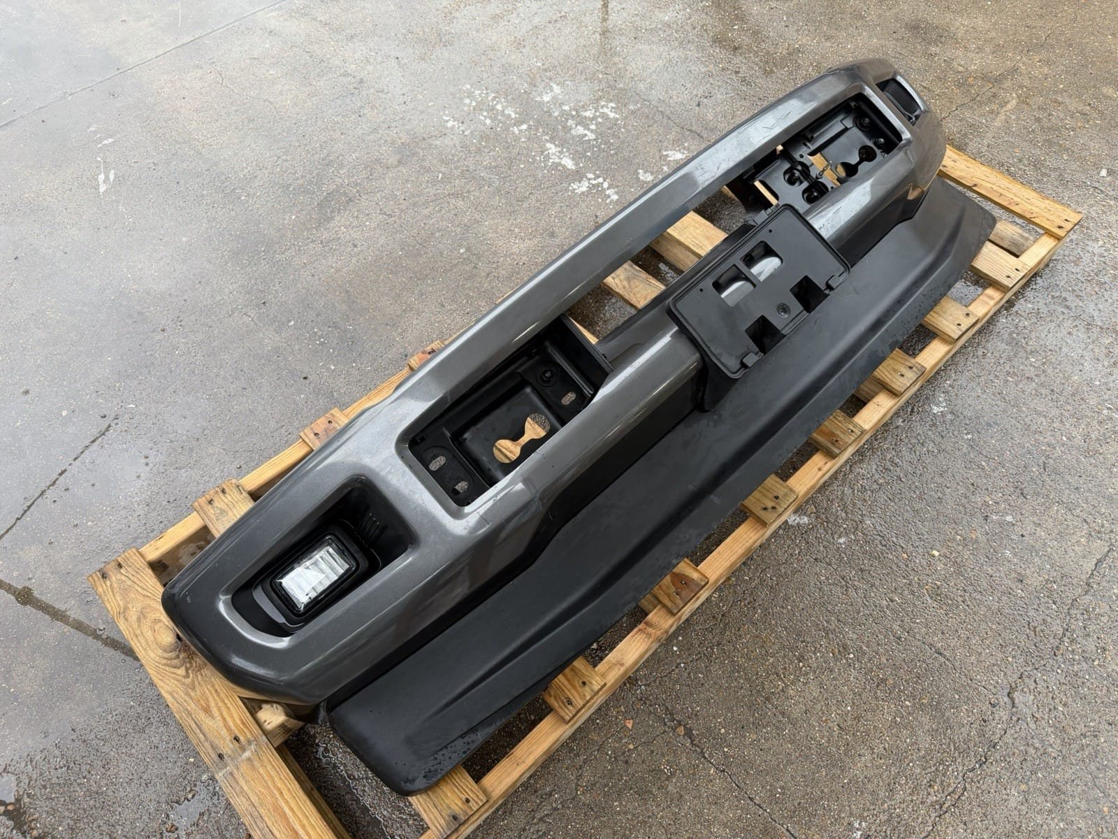 2017-2019 Ford F-250 Front Bumper - Factory Take-Off 2017-2019 Ford F-250 Front Bumper - Factory Take-Off