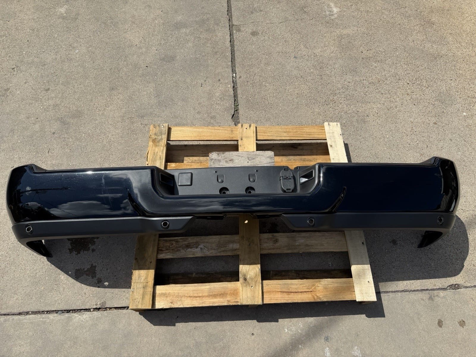 2019-2026 Ram 2500 Rear Bumper - Factory Take-Off 2019-2026 Ram 2500 Rear Bumper - Factory Take-Off