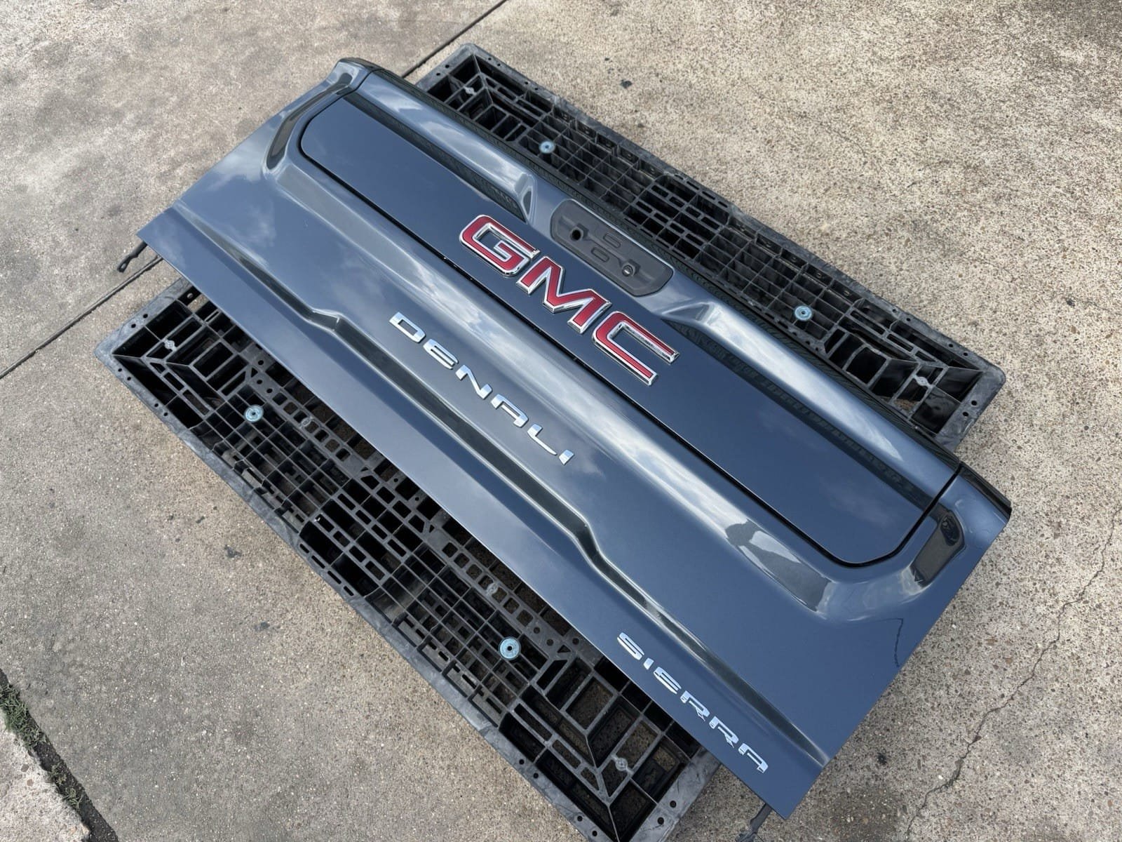 2020-2024 GMC Sierra 2500 Tailgate - Factory Take-Off 2020-2024 GMC Sierra 2500 Tailgate - Factory Take-Off