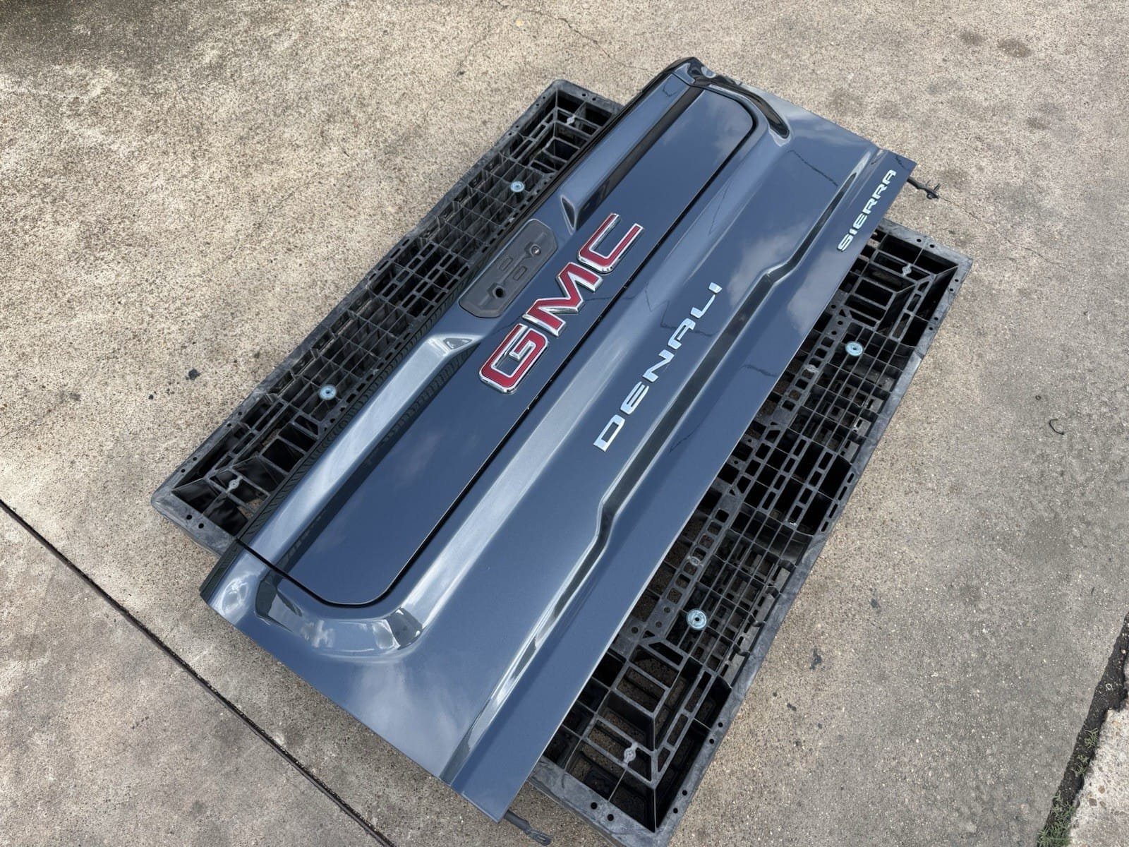 2020-2024 GMC Sierra 2500 Tailgate - Factory Take-Off 2020-2024 GMC Sierra 2500 Tailgate - Factory Take-Off