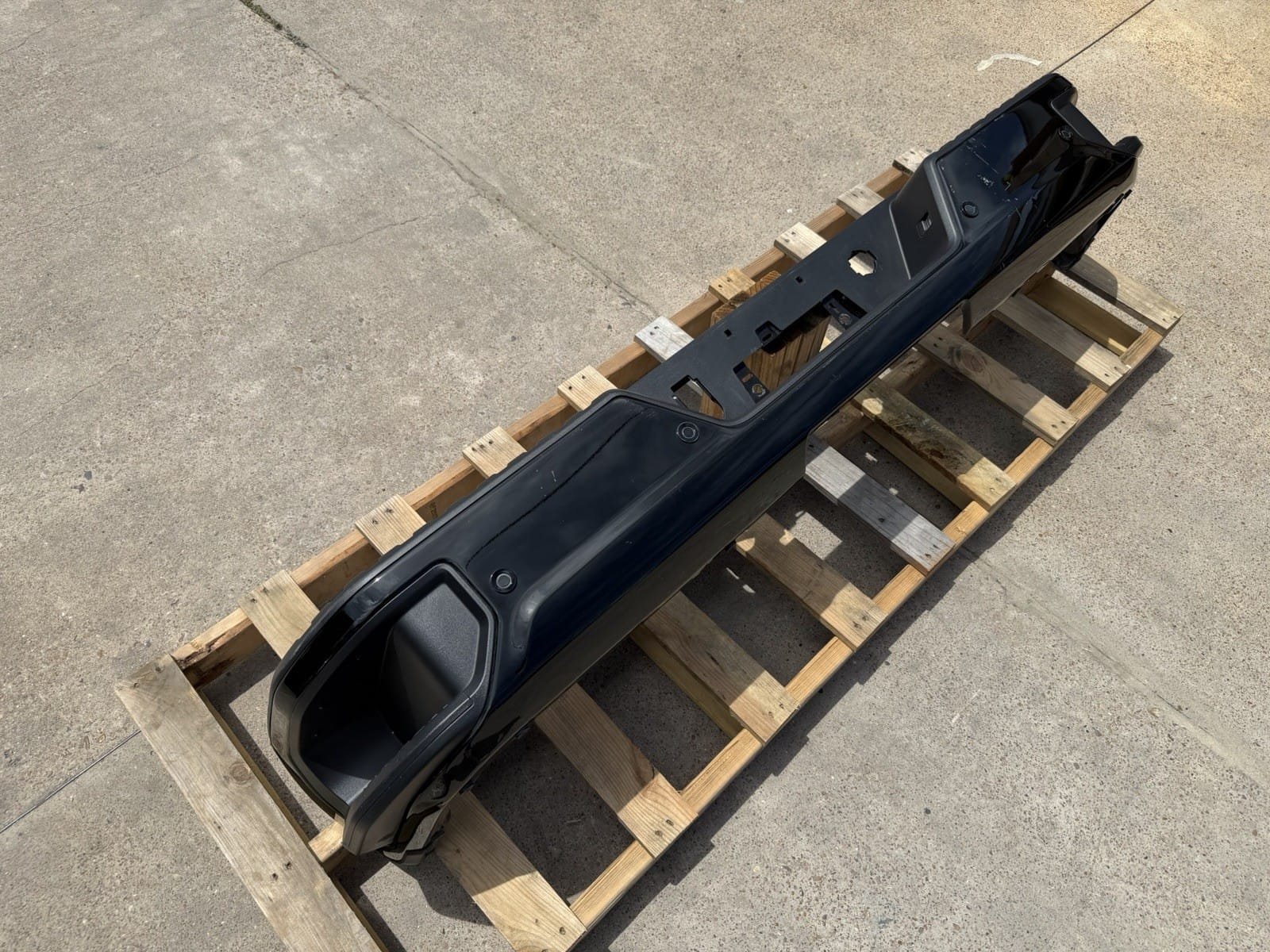 2020-2026 Chevrolet Silverado Rear Bumper - Factory Take-Off 2020-2026 Chevrolet Silverado Rear Bumper - Factory Take-Off