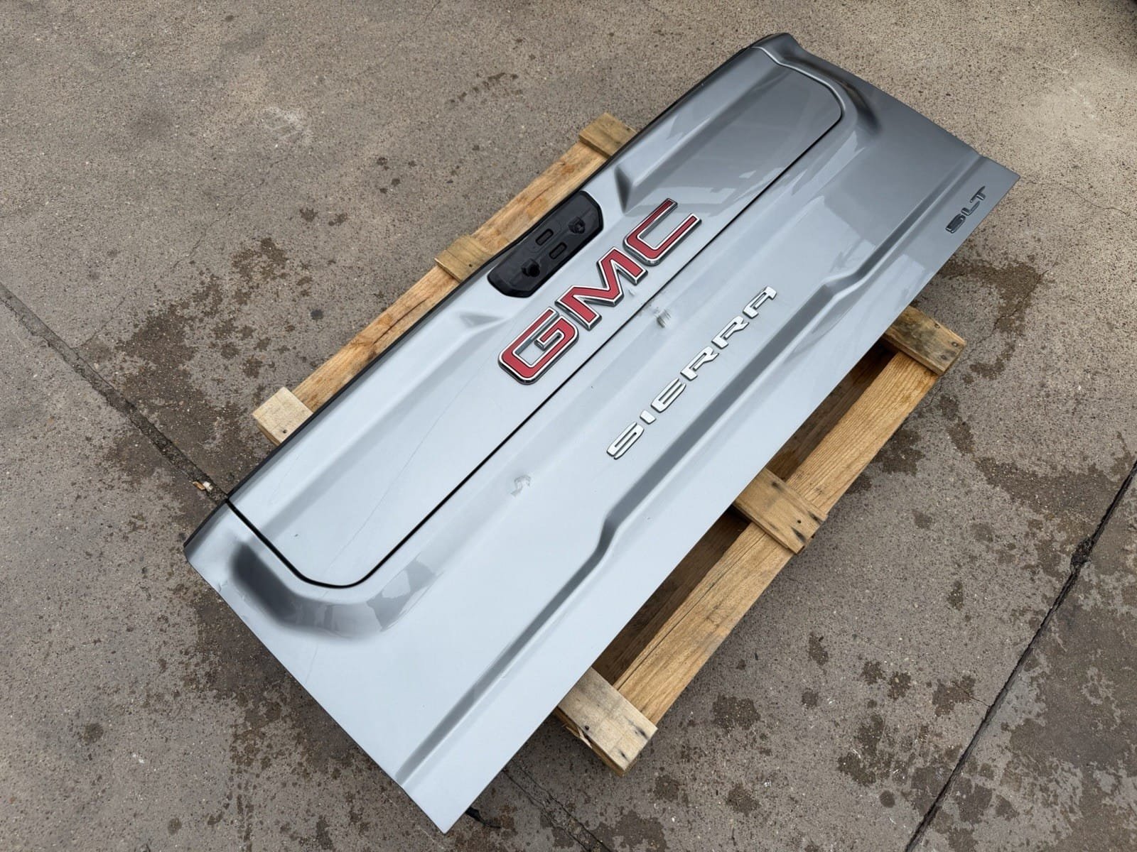 2020-2026 GMC Sierra 2500 Tailgate - Factory Take-Off 2020-2026 GMC Sierra 2500 Tailgate - Factory Take-Off