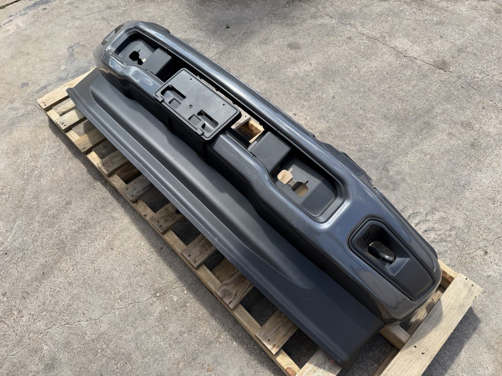 2023-2026 Ford F-250 Front Bumper - Factory Take-Off 2023-2026 Ford F-250 Front Bumper - Factory Take-Off