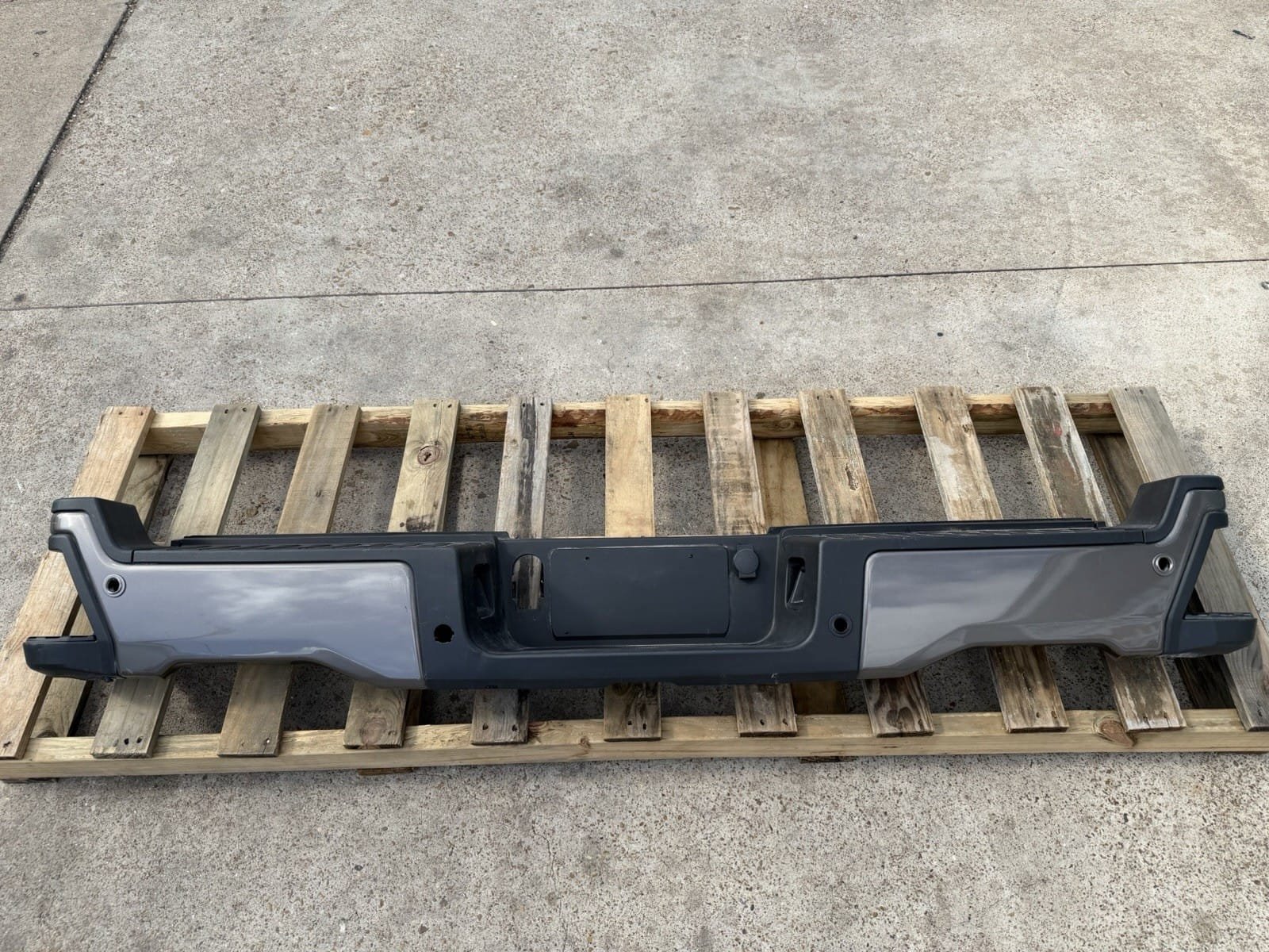 2023-2026 Ford F-250 Rear Bumper - Factory Take-Off 2023-2026 Ford F-250 Rear Bumper - Factory Take-Off