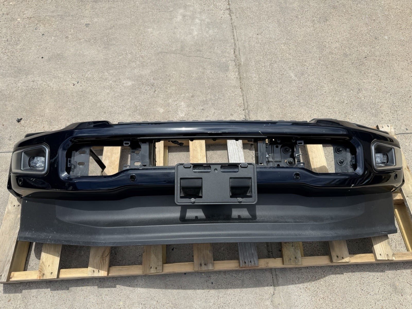 2023-2026 Ford Super Duty Front Bumper - Factory Take-Off 2023-2026 Ford Super Duty Front Bumper - Factory Take-Off