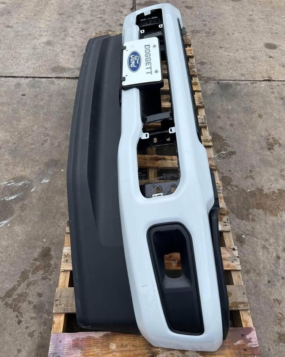 2023 Ford F-250 F-350 Factory Front Bumper in Oxford White with Fog Light Slots photo 2 2023 Ford F-250 F-350 Factory Front Bumper in Oxford White with Fog Light Slots