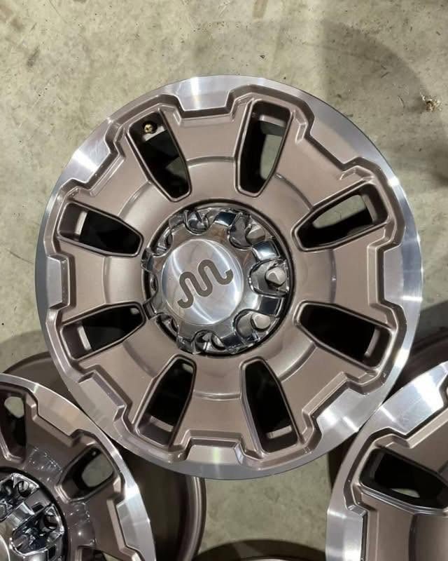 2024 Ford F-250 King Ranch Factory 20 inch Alloy Wheels, Set of Four with Center Caps photo 2 2024 Ford F-250 King Ranch Factory 20 inch Alloy Wheels, Set of Four with Center Caps