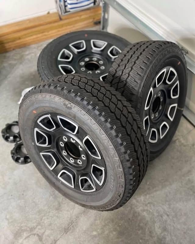 2025 Ford F-350 Super Duty Platinum 20 inch Wheels with Bridgestone Dueler A/T Tires and TPMS photo 1 2025 Ford F-350 Super Duty Platinum 20 inch Wheels with Bridgestone Dueler A/T Tires and TPMS