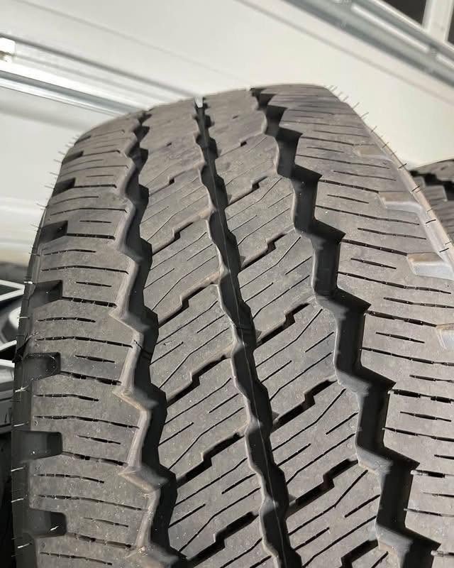 2025 Ford F-350 Super Duty Platinum 20 inch Wheels with Bridgestone Dueler A/T Tires and TPMS photo 2 2025 Ford F-350 Super Duty Platinum 20 inch Wheels with Bridgestone Dueler A/T Tires and TPMS