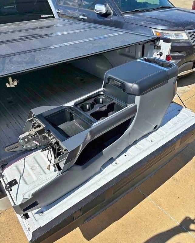 Ford F-250 F-350 F-450 Grey Center Console photo 1 Ford F-250 F-350 F-450 Grey Center Console