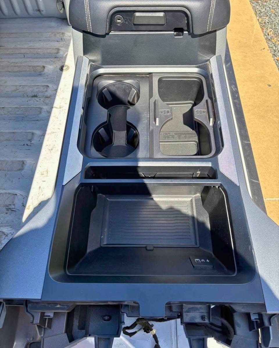Ford F-250 F-350 F-450 Grey Center Console photo 4 Ford F-250 F-350 F-450 Grey Center Console