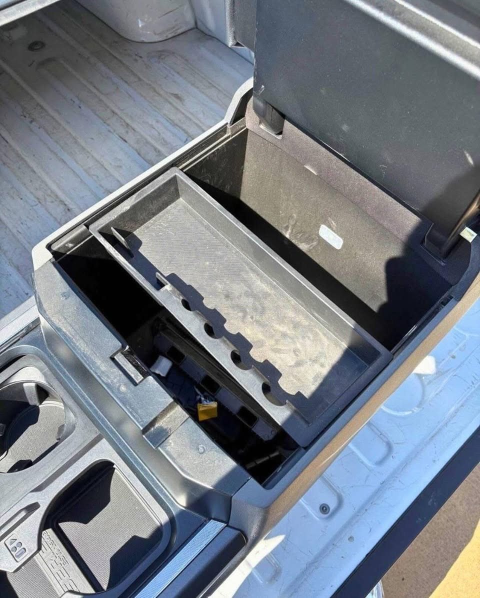 Ford F-250 F-350 F-450 Grey Center Console photo 5 Ford F-250 F-350 F-450 Grey Center Console