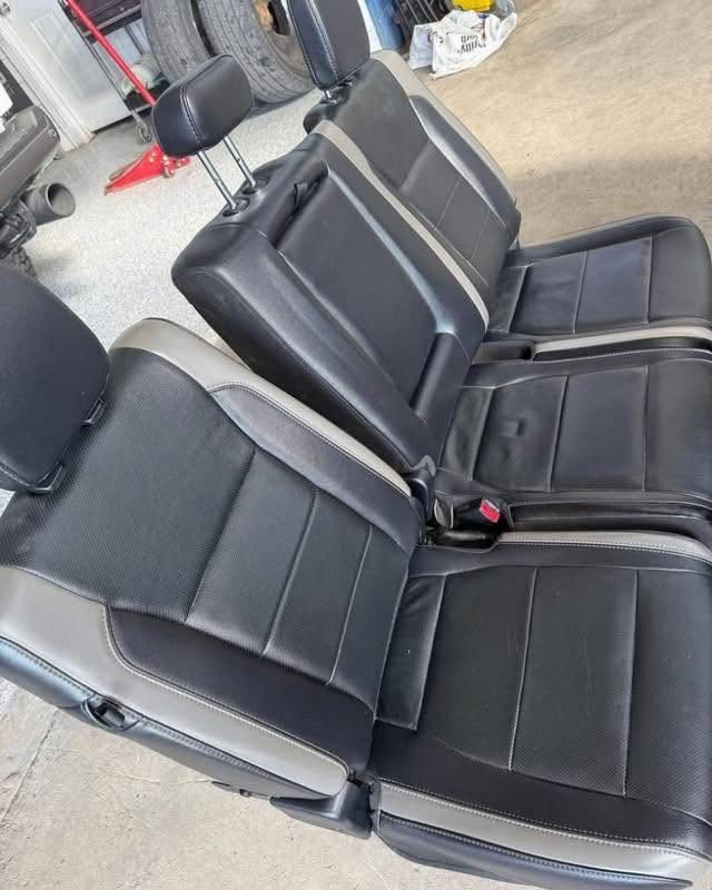 2020 Ford Raptor Second Generation Seats with Center Console, Excellent Condition photo 2 2020 Ford Raptor Second Generation Seats with Center Console, Excellent Condition