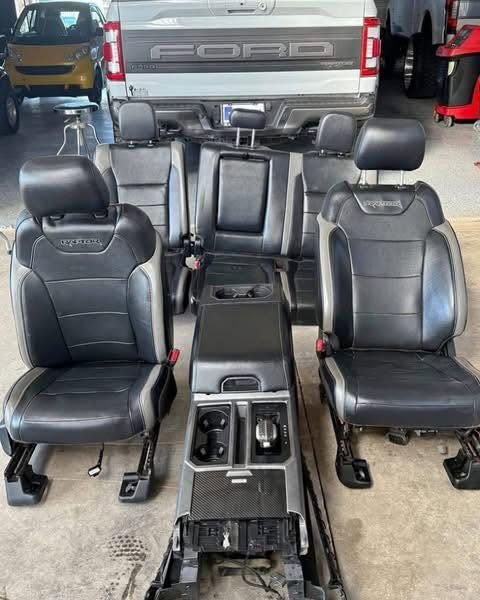 2020 Ford Raptor Second Generation Seats with Center Console, Excellent Condition photo 3 2020 Ford Raptor Second Generation Seats with Center Console, Excellent Condition