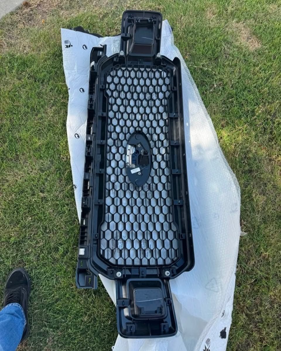 2018–2020 Ford F-150 Factory OEM Front Radiator Grille Assembly photo 2 2018–2020 Ford F-150 Factory OEM Front Radiator Grille Assembly