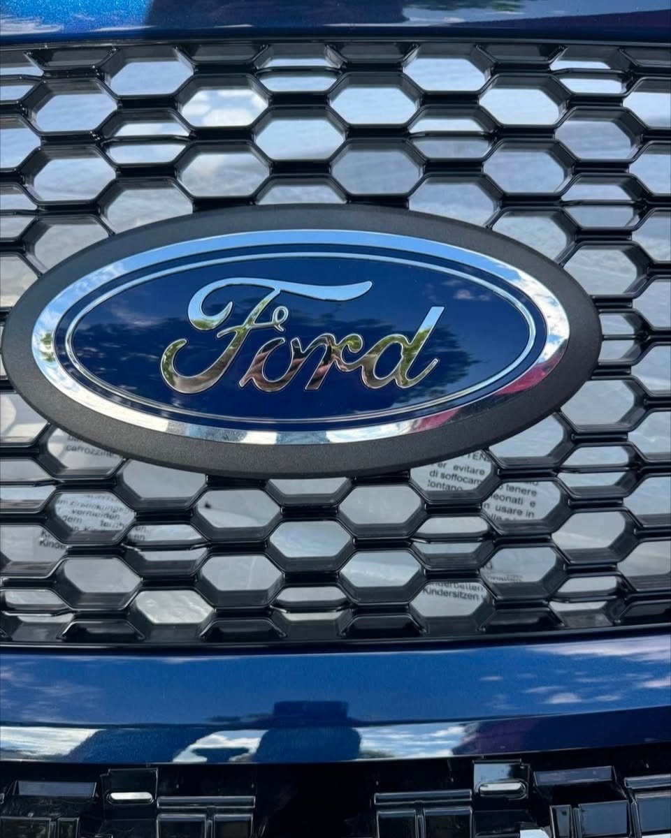 2018–2020 Ford F-150 Factory OEM Front Radiator Grille Assembly photo 5 2018–2020 Ford F-150 Factory OEM Front Radiator Grille Assembly
