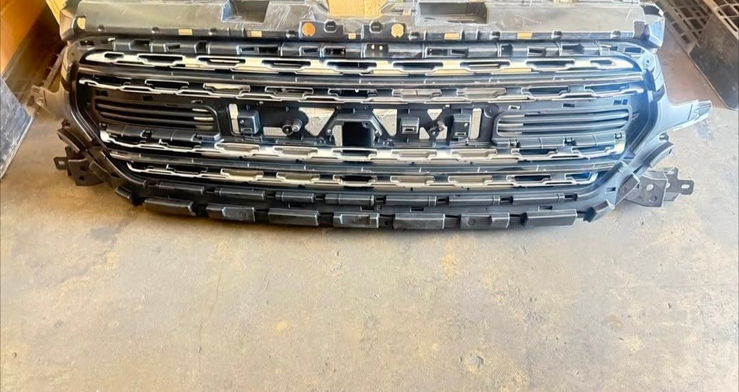 2019–2024 Ram 1500 Genuine OEM Front Radiator Grille Shroud Assembly photo 1 2019–2024 Ram 1500 Genuine OEM Front Radiator Grille Shroud Assembly