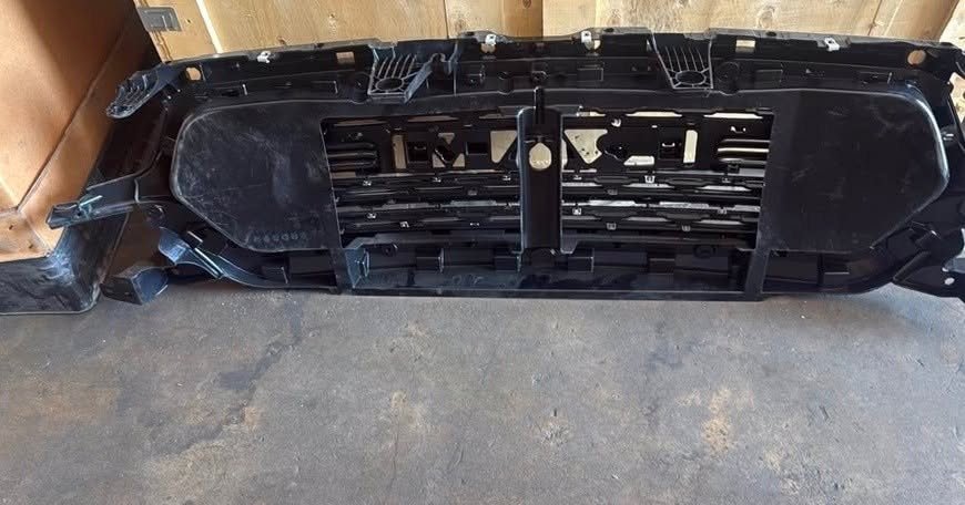 2019–2024 Ram 1500 Genuine OEM Front Radiator Grille Shroud Assembly photo 2 2019–2024 Ram 1500 Genuine OEM Front Radiator Grille Shroud Assembly
