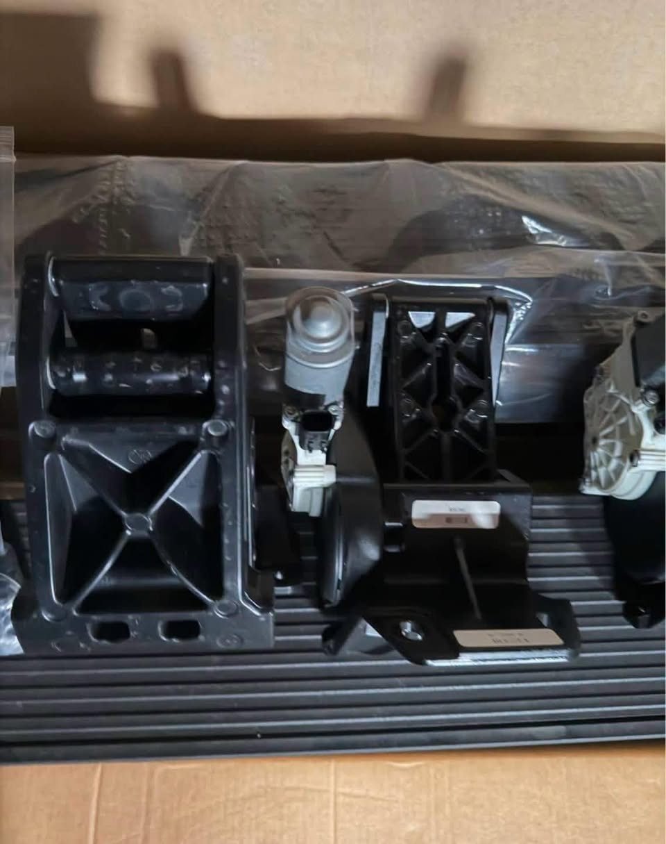 AMP RESEARCH POWERSTEP — FULL SET — LIKE NEW FORD RAPTOR R photo 4 AMP RESEARCH POWERSTEP — FULL SET — LIKE NEW FORD RAPTOR R