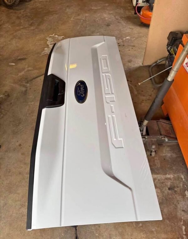 2015–2017 Ford F-150 OEM White Tailgate w/ Reverse Camera… En