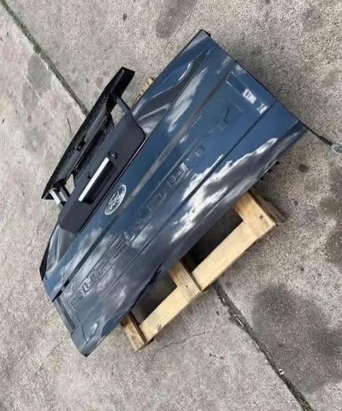 FACTORY TAKE-OFF • STEP TAILGATE • CAMERA HOLE • WIRING INCLUDED photo 1 FACTORY TAKE-OFF • STEP TAILGATE • CAMERA HOLE • WIRING INCLUDED