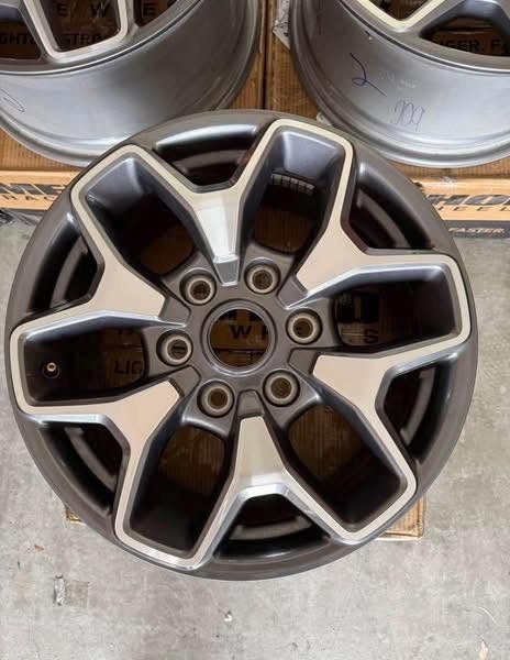 2025 Ford Bronco Badlands OEM 17x8 Wheels — Set of 5 photo 2 2025 Ford Bronco Badlands OEM 17x8 Wheels — Set of 5