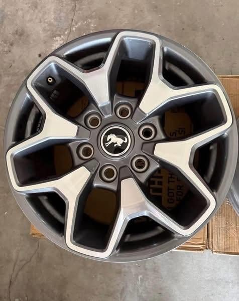 2025 Ford Bronco Badlands OEM 17x8 Wheels — Set of 5 photo 4 2025 Ford Bronco Badlands OEM 17x8 Wheels — Set of 5