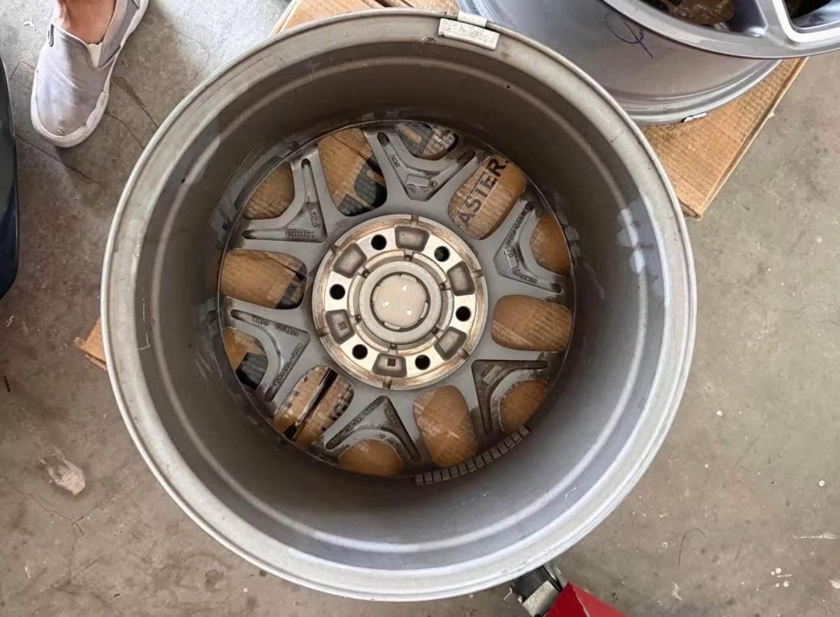 2025 Ford Bronco Badlands OEM 17x8 Wheels — Set of 5 photo 5 2025 Ford Bronco Badlands OEM 17x8 Wheels — Set of 5