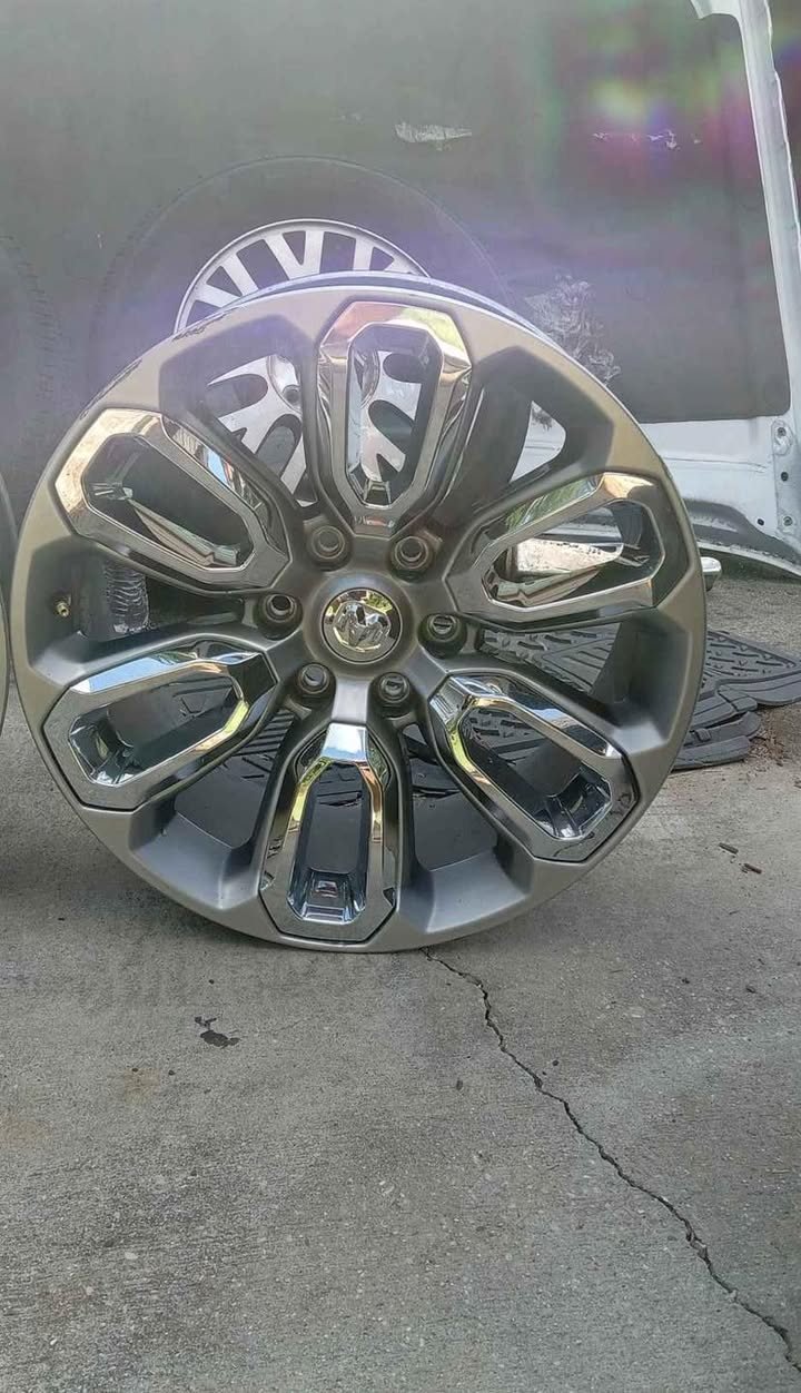 2020 Ram Laramie 20-Inch Wheels — Great Condition photo 2 2020 Ram Laramie 20-Inch Wheels, Great Condition